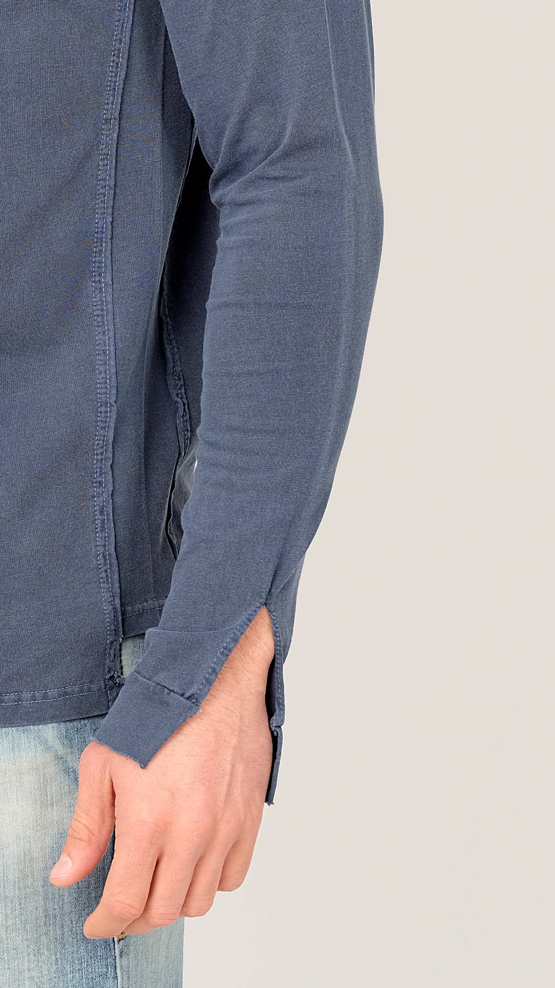 Wanderer T-Shirt, Close Up, in Dark Blue